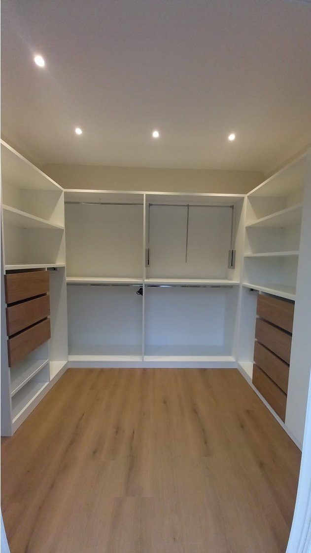 Dressing en U sur mesure, caissons blancs, penderies et tiroirs façade bois