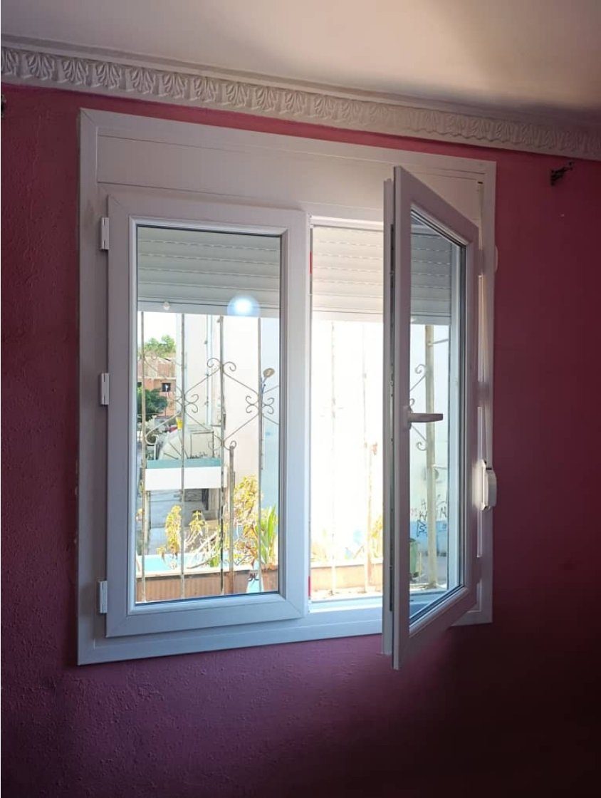 Fenêtre PVC blanche deux vantaux avec volet roulant intégré
